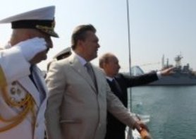 Putin reviewing warships in Sevastopol.  His navy heads for points south. (VOA image)
