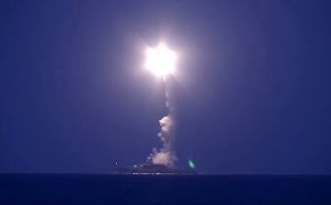 Russian Caspian fleet frigate launches a long-range land attack cruise missile on 7 Oct. (Image: Russian MOD/YouTube)