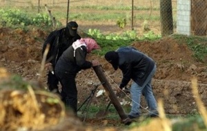 Hamas terrorists prepare a mortar launcher. (File image via Al Arabiya)