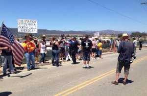 Thin graying line.  Pro-secure borders protesters in Murrieta on 7 July.  (Image: Twitter, DeJuan Hoggard)